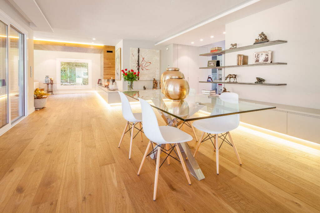 Tarima de madera natural, mobiliario, escaleras y proyectos completos. Tarimas de interior en tablón, Tarima en tablón de gran formato, tarima en espiga chevron y herringbone, tarima en losetas, baldosas etc.
