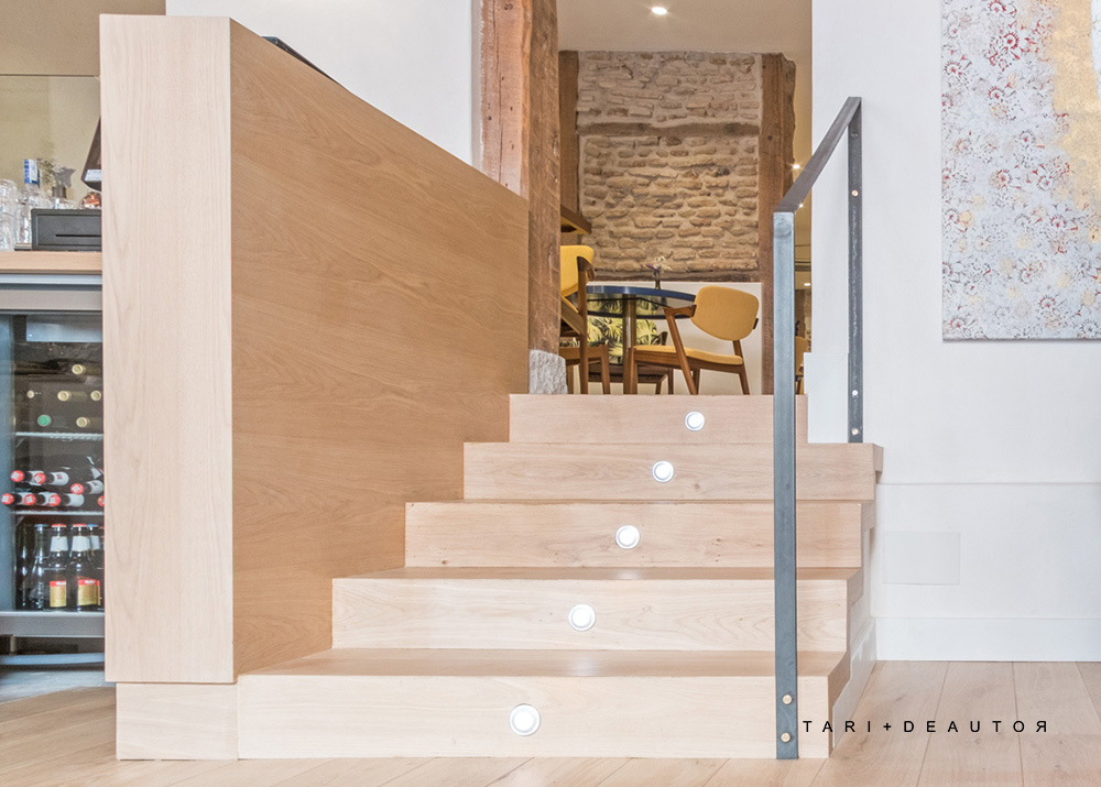 Detalle de escalera de madera natural en restaurante machete
