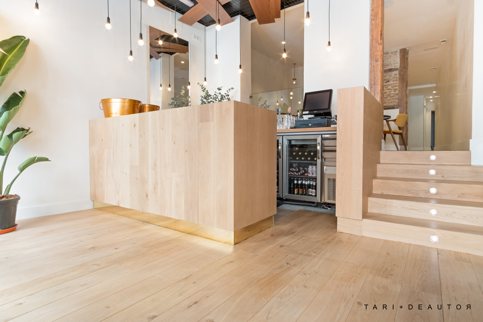 Proyecto restaurante en madera natural, tarima, escalera, mobiliario y revestimiento de techo