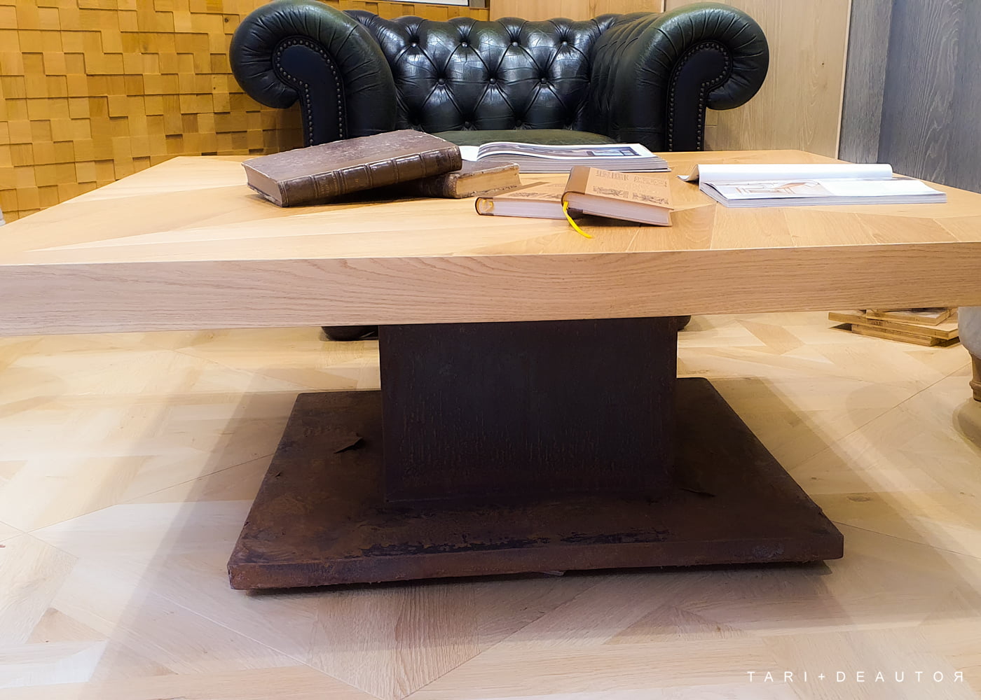Mesa de madera natural y forja artesanal