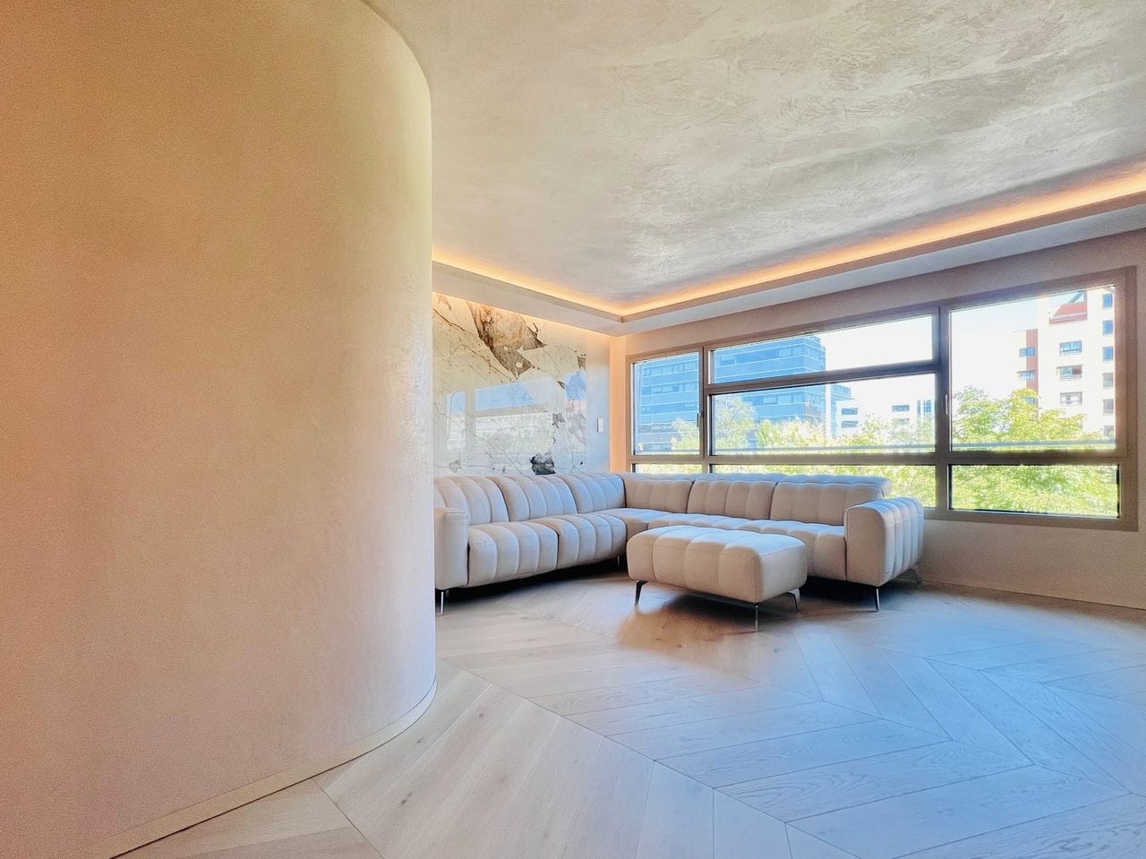 Proyecto de tarima de madera natural para DAAR ARQUITECTURA